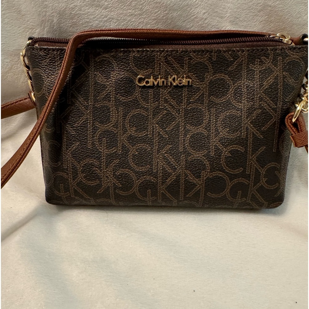 Gently Used and in Perfect Condition Calvin Klein Small Crossbody Bag